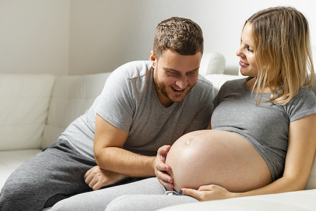 milkie blog tehotenstvi happy-father-touching-pregnant-wife-belly